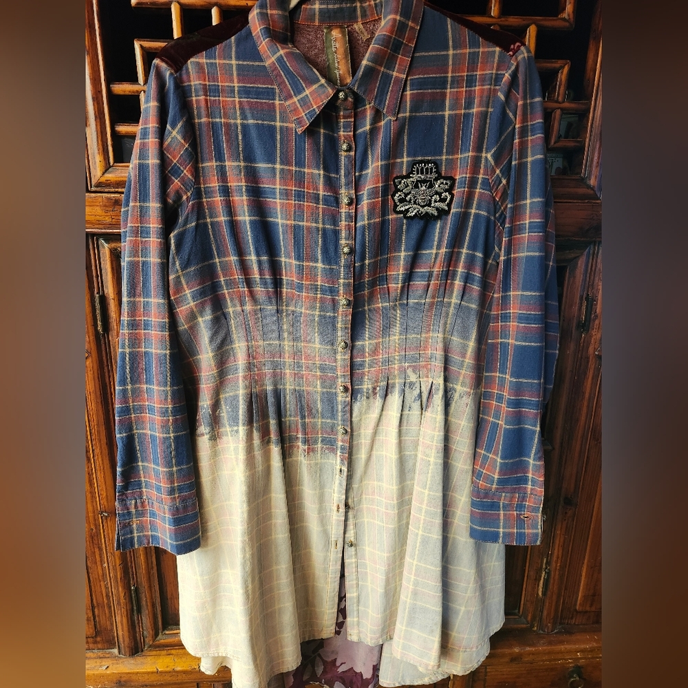 Aratta Silent Journey plaid button front long top